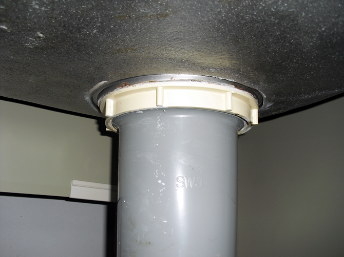 キッチンの排水管が古くなったことが原因で水漏れが…